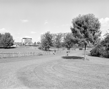 880825 Gezicht op een deel van Park de Gagel te Utrecht, met op de voorgrond de dierenweide en op de achtergrond een ...